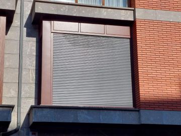 ventana con persiana bajada